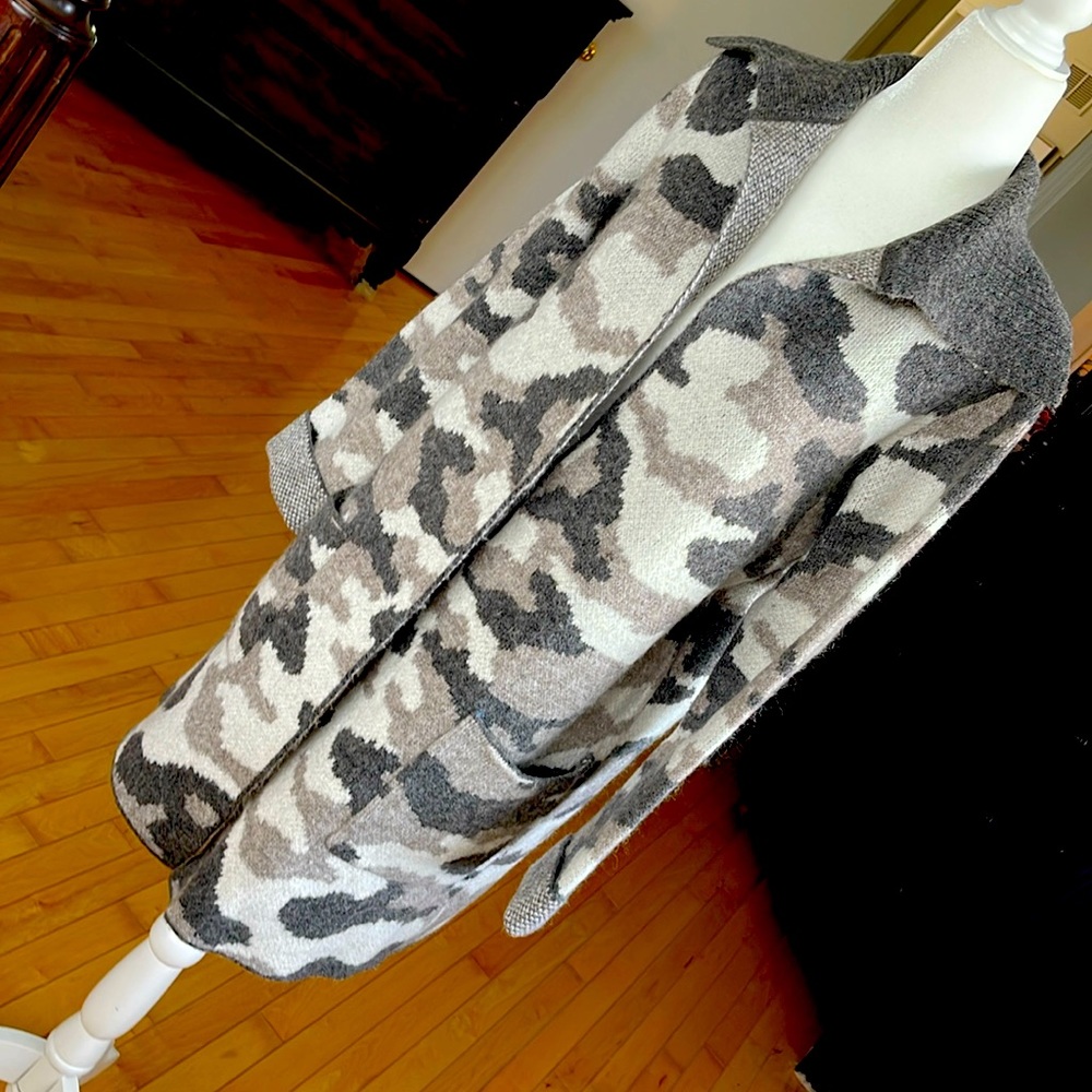 Like new Cristian Siriano cardigan duster in neutral print with pockets size S